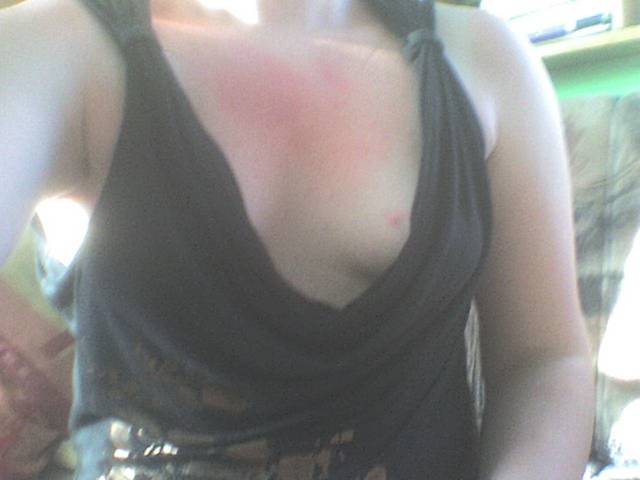 Nie sądzicie,że ta bluzka ma za duży dekolt? - myszkaaa_19