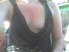 Nie sądzicie,że ta bluzka ma za duży dekolt?