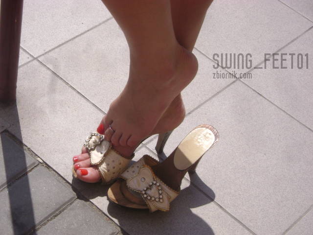 drewniaki - swing_feet01