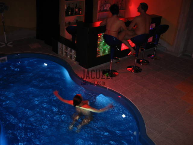 .... przy nowym barku i w baseniku 2 - jacuzzi