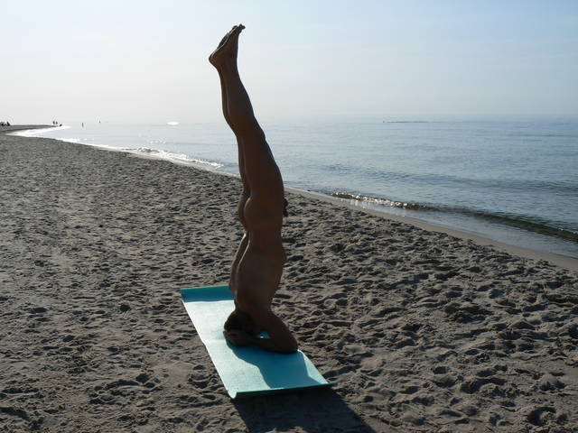 headstand - friend_7