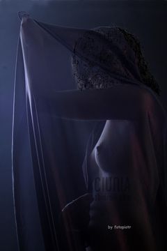 za woalem kryje się...