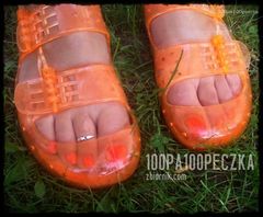 Śmieszne Pomarańczowe Buciki 06