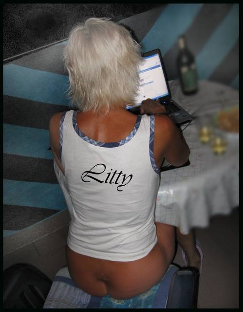 Czytam komentarze na zbiorniku w czasie moich wakacji - Litty