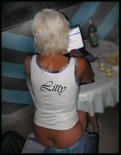 Czytam komentarze na zbiorniku w czasie moich wakacji