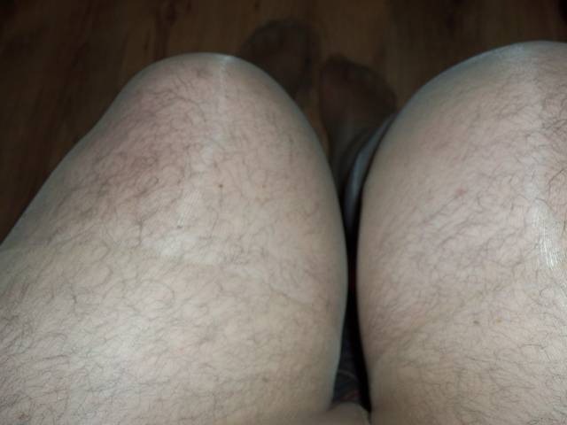 kolanka w blyszczacych rajstopkach - Kamilia