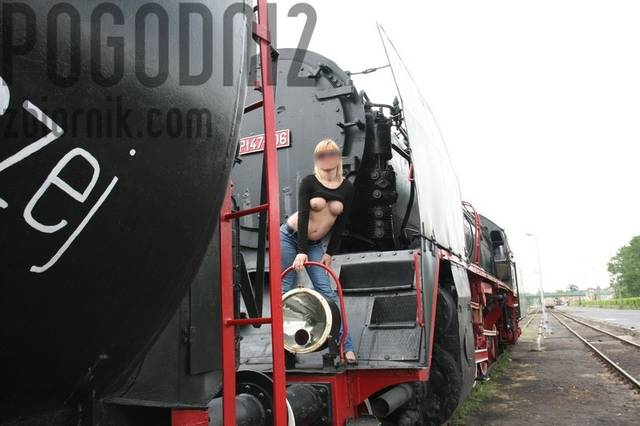 Stoi na stacji lokomotywa - pogodni2