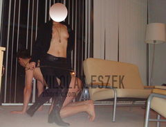 3. Dżokejka siedzi na...