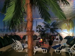 Sztuczna zadaszona plaża i pole namiotowe.