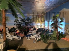 Pole namiotrowe na sztucznej plazy.