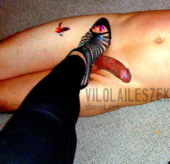 Piękne szpilki  na nagim niewolniku