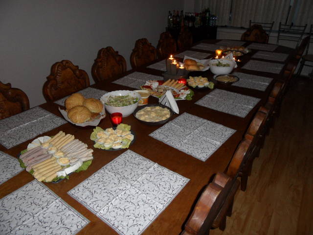 salatki wędlinki śledziki itp na drugim planie coś do picia:) - KaroPub