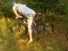 pedałuje bez majtek