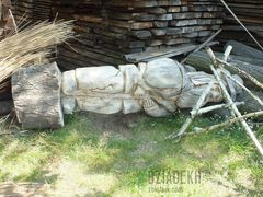 Posąg, nie posąg, ale wyraźnie nadużył