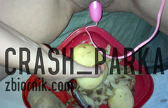 Spragniona gosposia w kuchni