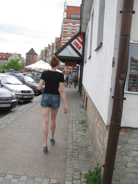 Niezła laseczka na spacerku ... - SWilczek