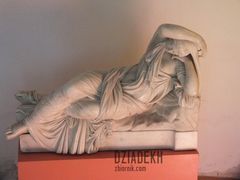 Piękna dziewczyna, ale jakby trochę chłodna