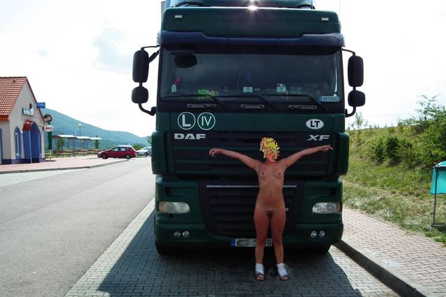 a może jako maskotka na masce? - ada77