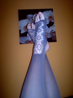 w szarych rajstopkach z ażurowymi stópkami