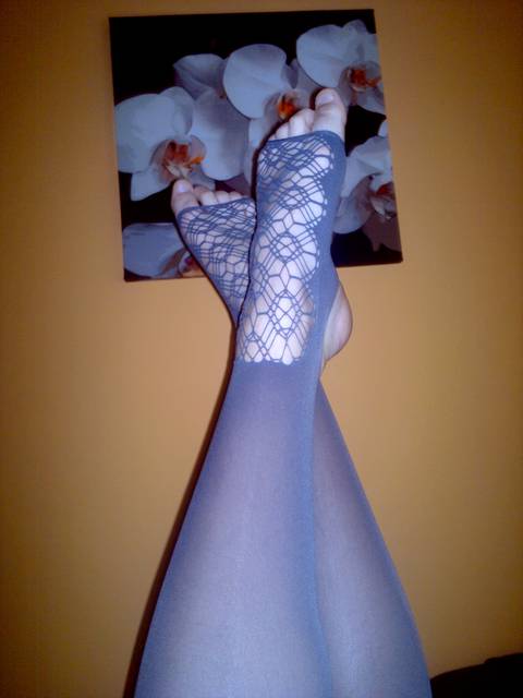 w szarych rajstopkach z ażurowymi stópkami - tvgosia1986