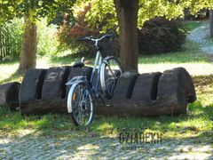 Nietypowy stojak na rowery przed skansenem w Sanoku
