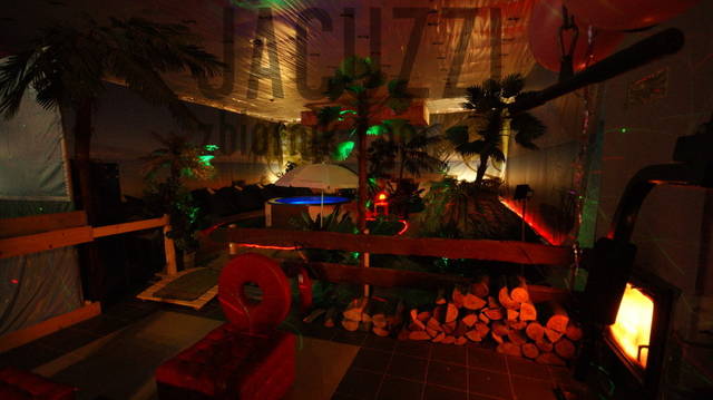 Całoroczna plaża Tropicalclubu ("w nocy"). - jacuzzi