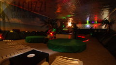 Całoroczna plaża Tropicalclubu ("w nocy").