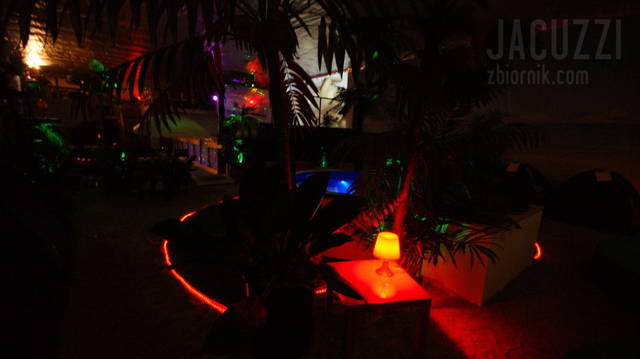 Całoroczna plaża Tropicalclubu ("w nocy") - jacuzzi