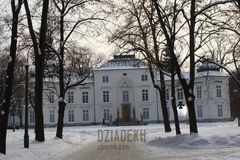 Pałacyk w zimowej scenerii