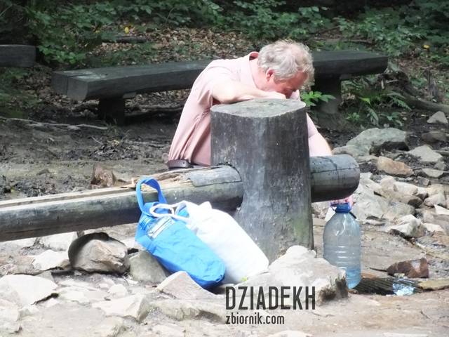 A ludzie i tak biorą wodę z zapaskudzonego źródełka. - dziadekh