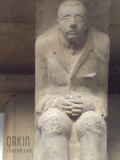 siedzi w skupieniu bo ...