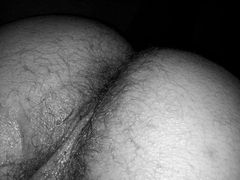 owłosiony tyłeczek