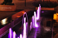 nocą światła fontanny