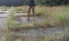 czarna sukienka, czarne rajstopki kabaretki, niebieskie szpilki