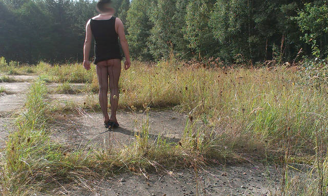 czarna sukienka, czarne rajstopki kabaretki, niebieskie szpilki2 - crossdressopolskie