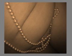 perełki przedzierają się przez las