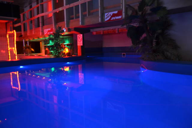 ... 2gi bar w/przy basenie - jacuzzi