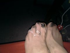 Fetyszysta zalał stópkę.jpg