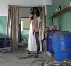 Ciekawe co jest w tych beczkach? 