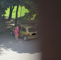 różowa mama tyłem