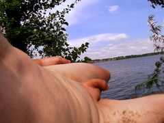 a ja sobie leżę pod gruszą.