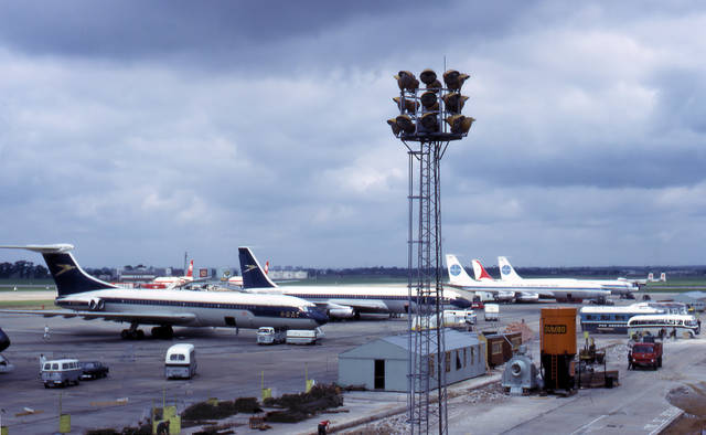 London_heathrow_airport_in_1965.jpg - ronvana
