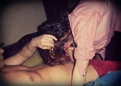 Prawdziwy dżentelmen, nawet włosy przytrzyma :DDDD