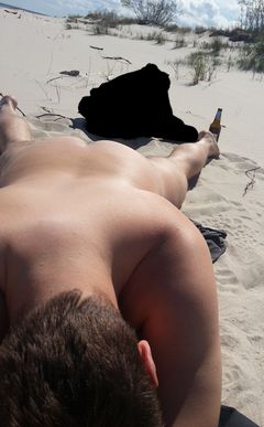 Nago na słonecznej plaży. To lubię.