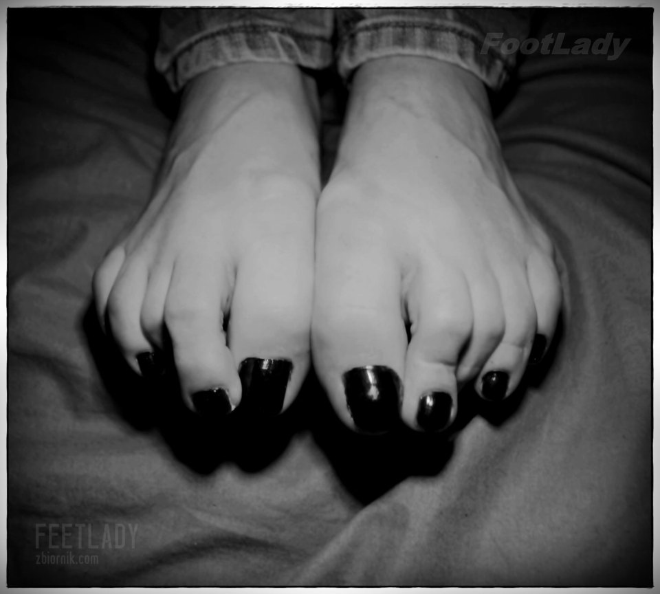 B&W #04 - FeetLady