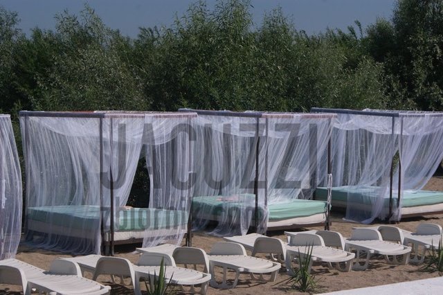 Baldachimy na klubowej plaży 1..JPG - jacuzzi