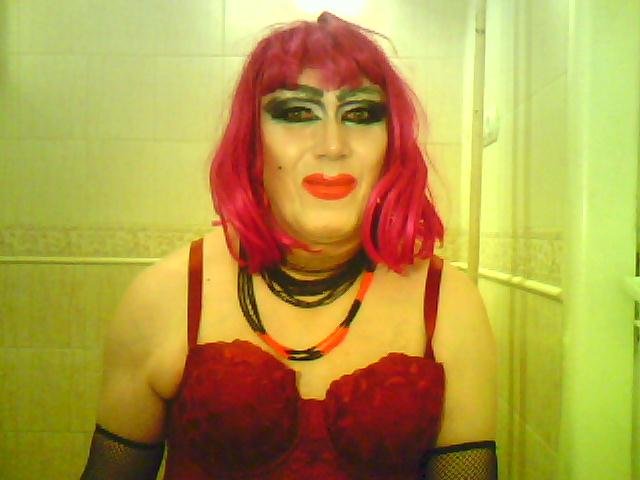 Suka-trans.z czerwonymi ustami i w różowej peruce. - szmineczkatrans