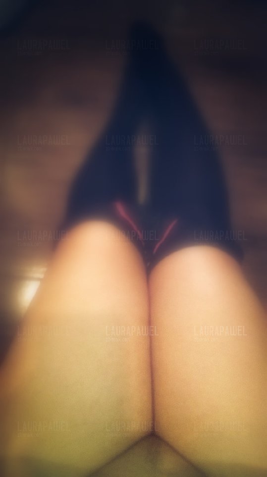 Nogi i szampan, połączenie idealne... - LauraPawel