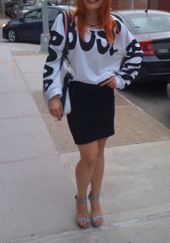 żonka idzie w miasto na spotkanie