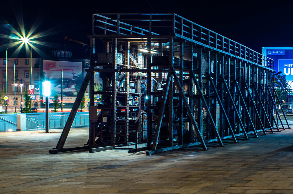 Dziwna instalacja artystyczna - mystic